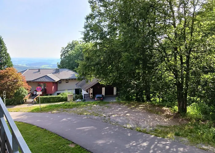 Helle Fewo Am Waldrand - Mit Balkon, Pool & Sauna