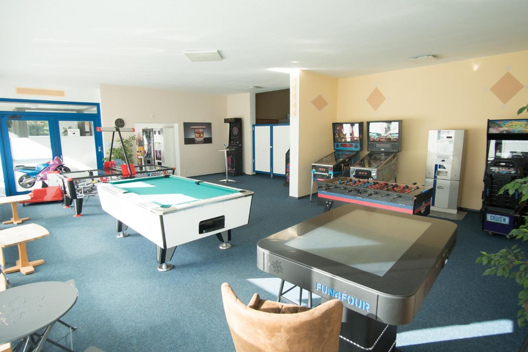 Helle Am Waldrand - Mit Balkon, Pool & Sauna