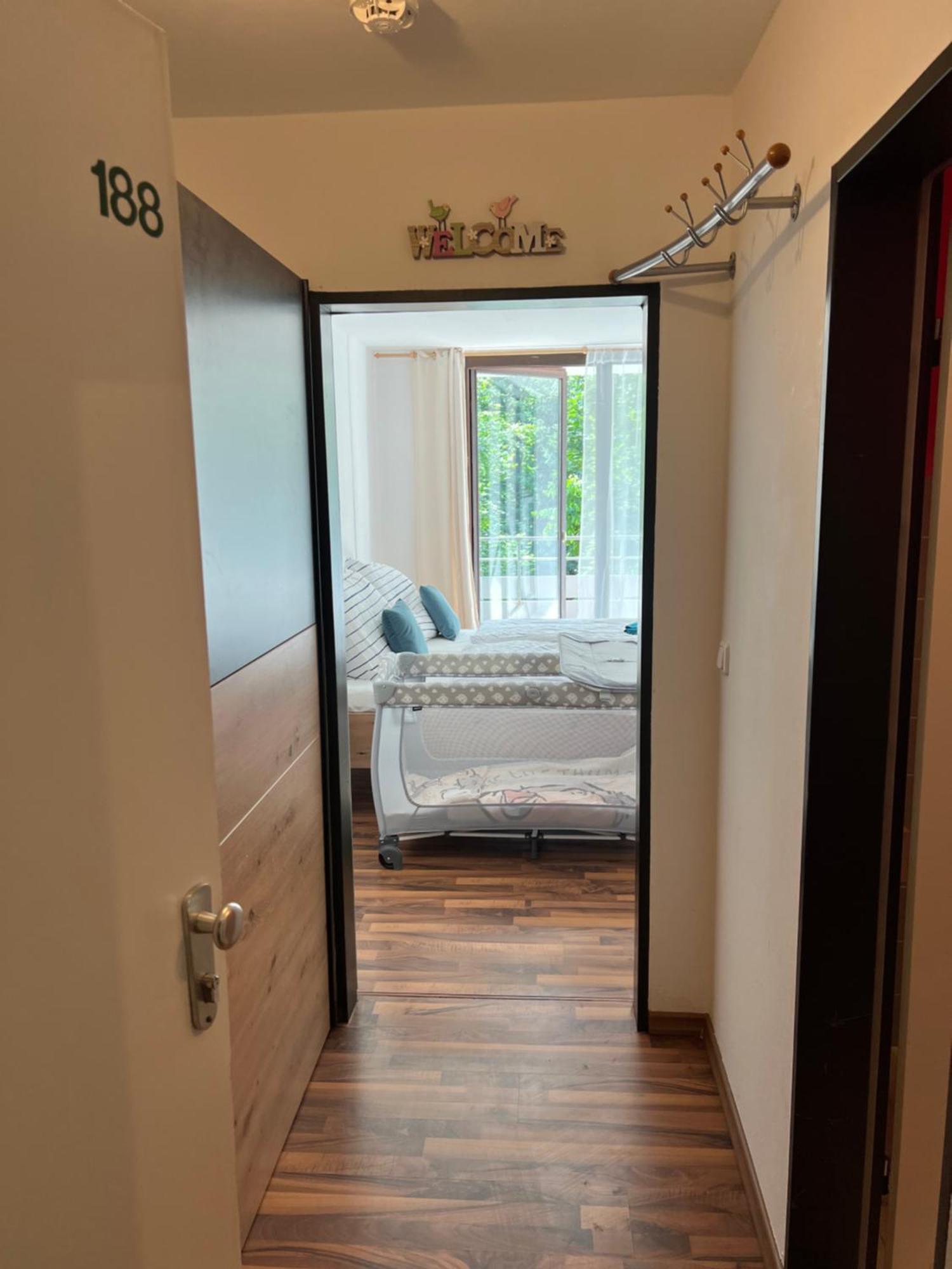Helle Am Waldrand - Mit Balkon, Pool & Sauna