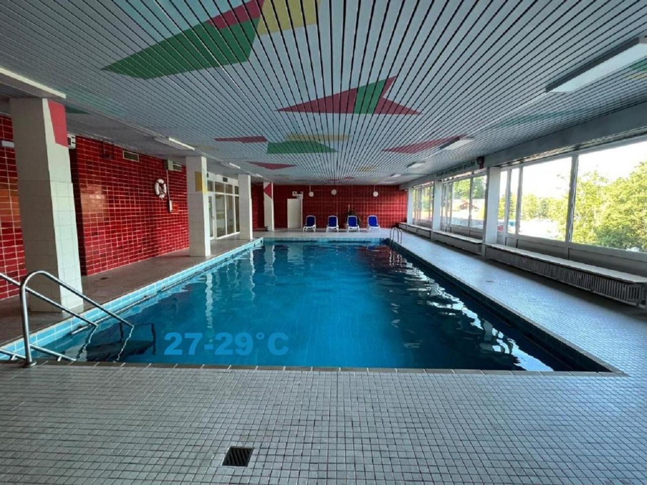 Helle Am Waldrand - Mit Balkon, Pool & Sauna Appartamento